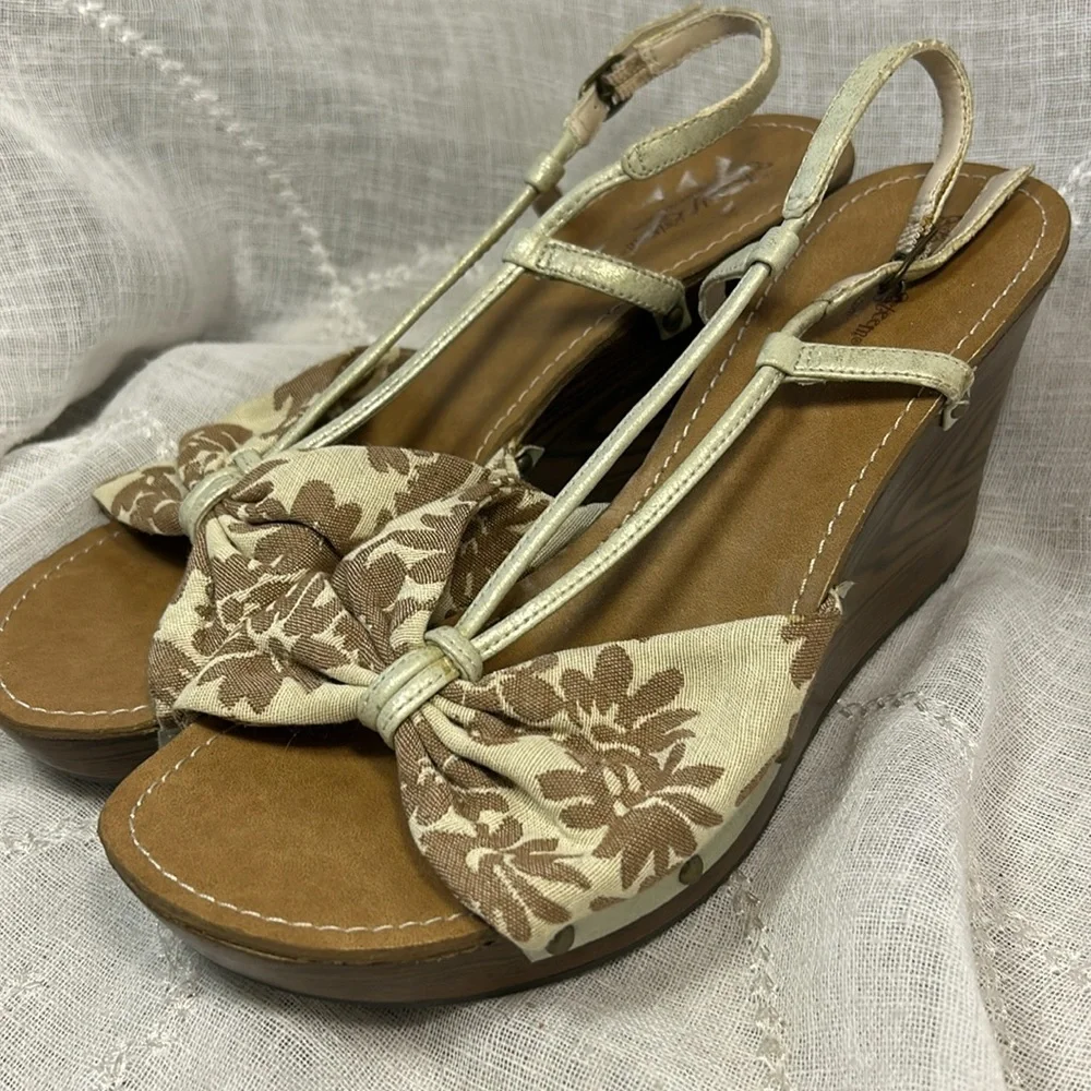 Self Esteem almost NEW wedge bow sandals